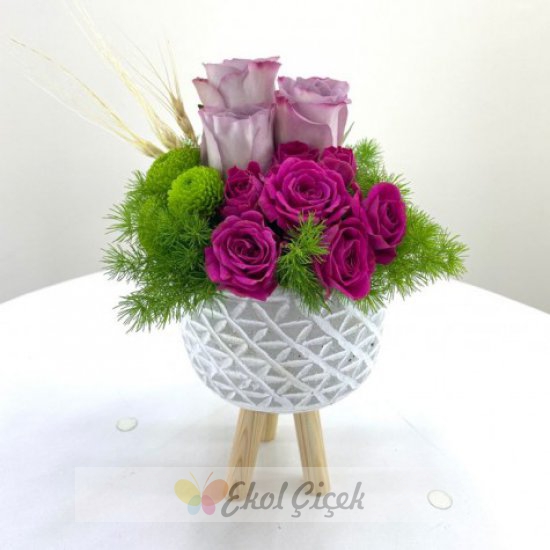Ayaklı vazoda renkli güller